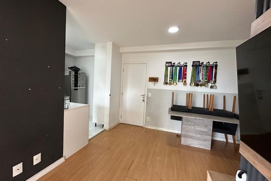 Sala de apartamento para alugar com 2 quartos, 65m² em Jardim Tupanci, Barueri