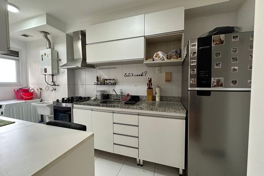 Cozinha de apartamento para alugar com 2 quartos, 65m² em Jardim Tupanci, Barueri