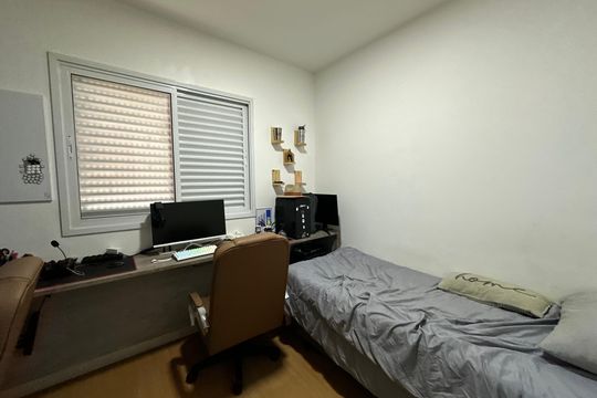 Quarto de apartamento para alugar com 2 quartos, 65m² em Jardim Tupanci, Barueri