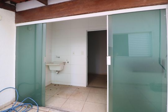 Área de Serviço de casa para alugar com 3 quartos, 250m² em Cidade Jardim, Uberlândia
