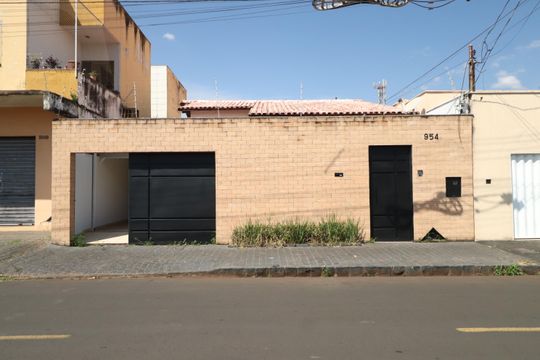 Fachada de casa para alugar com 3 quartos, 250m² em Cidade Jardim, Uberlândia