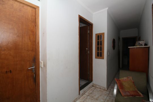 Corredor de casa à venda com 4 quartos, 144m² em Jardim Record, Taboão da Serra