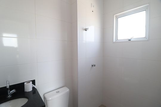 Banheiro do Quarto 2 de apartamento para alugar com 2 quartos, 60m² em Brasil, Uberlândia