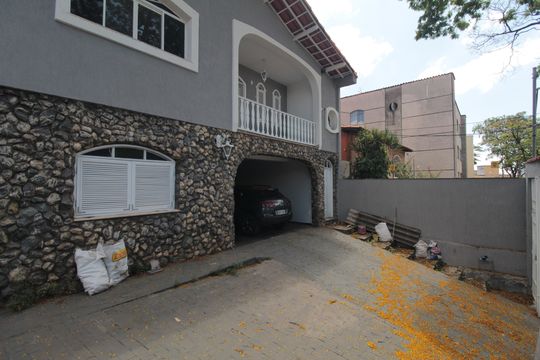 Garagem de casa para alugar com 6 quartos, 360m² em Santa Branca, Belo Horizonte