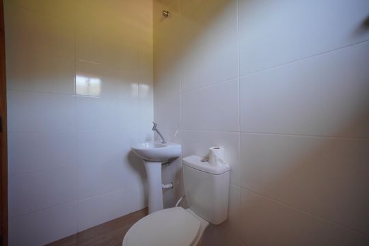 Banheiro  de casa de condomínio para alugar com 2 quartos, 30m² em São João do Rio Vermelho, Florianópolis