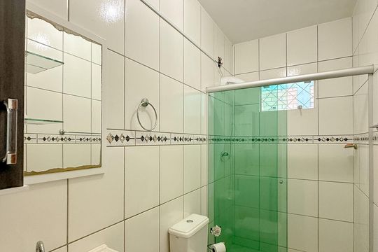 Banheiro de casa para alugar com 3 quartos, 80m² em Serraria, São José
