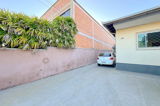 Garagem de casa para alugar com 3 quartos, 80m² em Serraria, São José