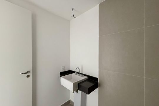 Banheiro  de kitnet/studio à venda com 1 quarto, 23m² em Santo Amaro, São Paulo