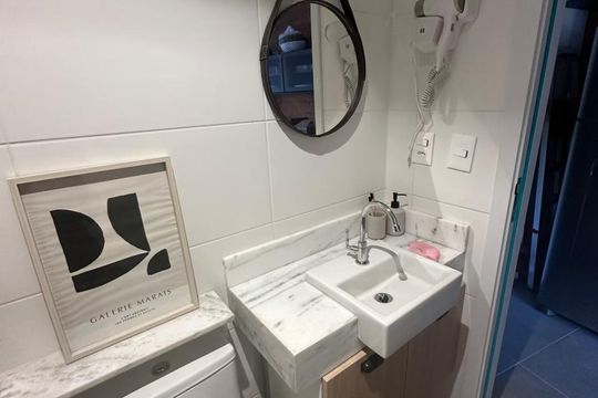 Banheiro de kitnet/studio para alugar com 1 quarto, 29m² em Centro, Rio de Janeiro