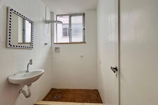 Banheiro social de apartamento para alugar com 1 quarto, 20m² em Copacabana, Rio de Janeiro