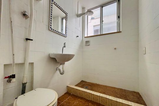 Banheiro social de apartamento para alugar com 1 quarto, 20m² em Copacabana, Rio de Janeiro