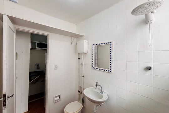 Banheiro social de apartamento para alugar com 1 quarto, 20m² em Copacabana, Rio de Janeiro