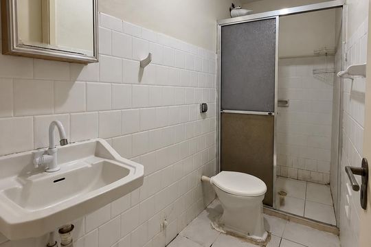 Banheiro social de apartamento para alugar com 1 quarto, 36m² em Praia de Belas, Porto Alegre