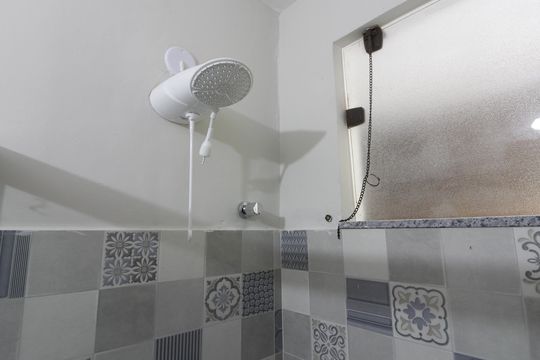 Banheiro da Suíte de casa para alugar com 2 quartos, 60m² em Parque Burle, Cabo Frio