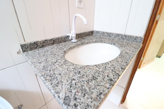 Banheiro Social de apartamento para alugar com 2 quartos, 50m² em Jardim Ipanema, Uberlândia