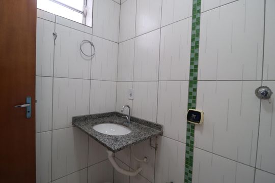 Banheiro da Suíte de apartamento para alugar com 2 quartos, 50m² em Jardim Ipanema, Uberlândia