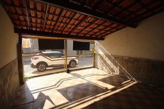 Garagem de casa para alugar com 3 quartos, 180m² em Bairro da Glória, Contagem