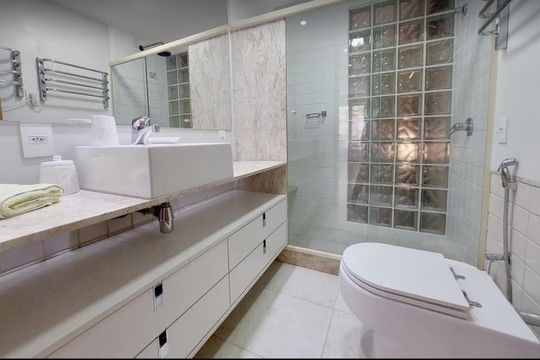 Banheiro de casa para alugar com 3 quartos, 264m² em Cerqueira César, São Paulo