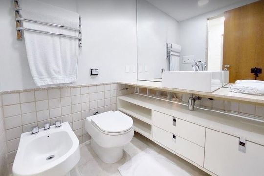 Banheiro de casa para alugar com 3 quartos, 264m² em Cerqueira César, São Paulo