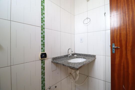 Banheiro da Suíte de apartamento para alugar com 2 quartos, 50m² em Jardim Ipanema, Uberlândia