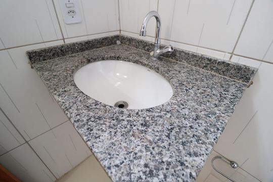 Banheiro da Suíte de apartamento para alugar com 2 quartos, 50m² em Jardim Ipanema, Uberlândia