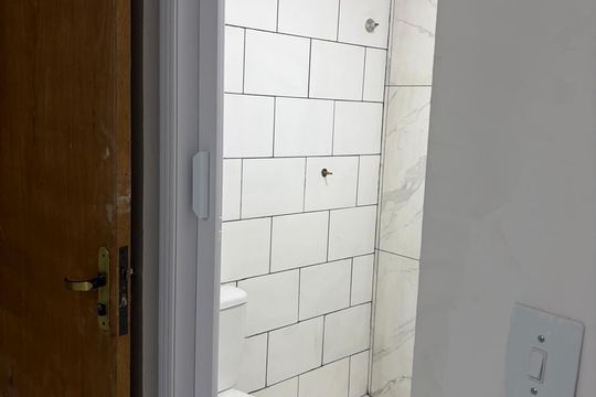 Banheiro de kitnet/studio para alugar com 1 quarto, 27m² em Santo Amaro, São Paulo