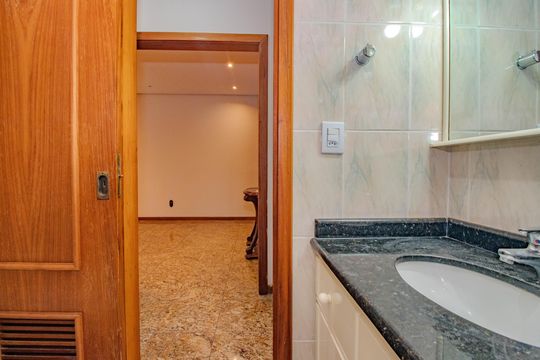 Banheiro Social de apartamento para alugar com 2 quartos, 81m² em Petrópolis, Porto Alegre