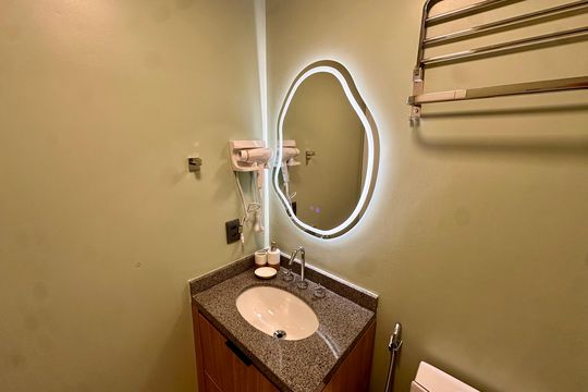 Banheiro de kitnet/studio para alugar com 1 quarto, 25m² em Jardim das Acacias, São Paulo