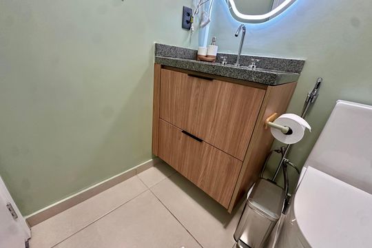 Banheiro de kitnet/studio para alugar com 1 quarto, 25m² em Jardim das Acacias, São Paulo