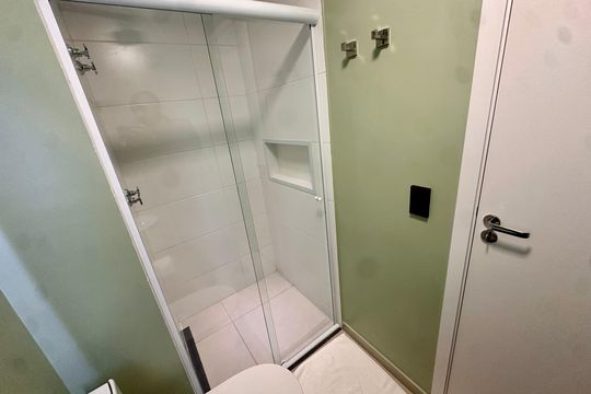Banheiro de kitnet/studio para alugar com 1 quarto, 25m² em Jardim das Acacias, São Paulo