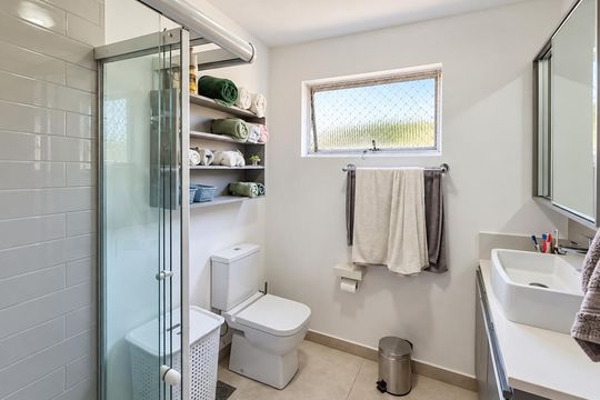 Banheiro de apartamento para alugar com 2 quartos, 60m² em São Sebastião, Porto Alegre