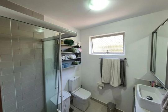 Banheiro de apartamento para alugar com 2 quartos, 60m² em São Sebastião, Porto Alegre