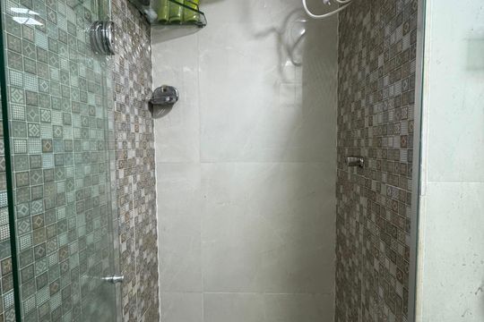 Banheiro social de apartamento à venda com 2 quartos, 46m² em Setor Central, Brasília