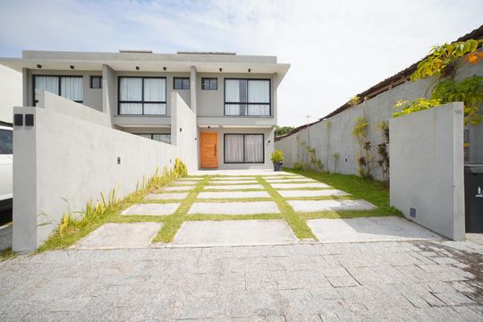 Fachada/Garagem  de casa para alugar com 3 quartos, 140m² em Lagoa da Conceição, Florianópolis