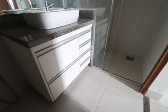 Banheiro do Quarto 3 de apartamento para alugar com 3 quartos, 100m² em Saraiva, Uberlândia