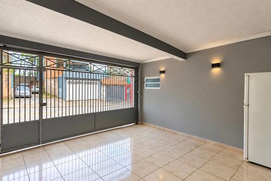 Garagem de casa para alugar com 3 quartos, 253m² em Jardim Brasilia (zona Leste), São Paulo