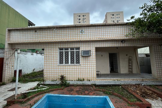 Fachada de casa para alugar com 3 quartos, 660m² em Osvaldo Cruz, Rio de Janeiro