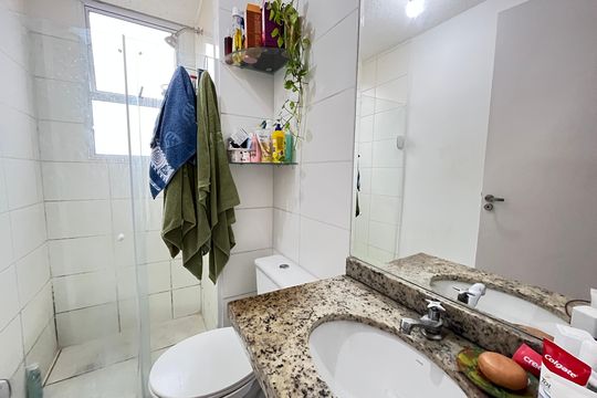 Banheiro de apartamento à venda com 2 quartos, 43m² em Itanhangá, Rio de Janeiro