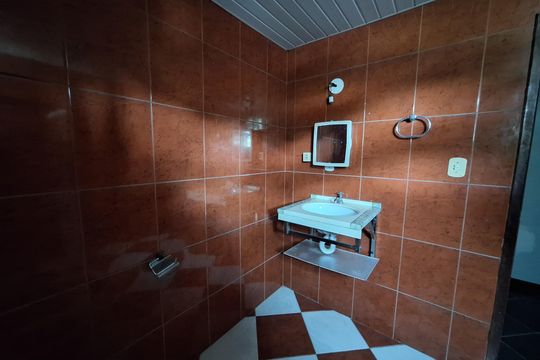 Banheiro de casa para alugar com 3 quartos, 145m² em Jardim Primavera, Duque de Caxias