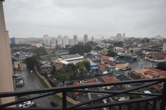 Sala  - varanda - vista de apartamento para alugar com 2 quartos, 51m² em Vila Nova Esperia, Jundiaí