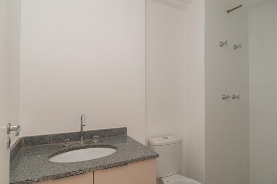Banheiro de kitnet/studio para alugar com 1 quarto, 25m² em Bela Vista, São Paulo