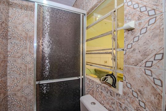 Casa 2 -Banheiro de serviço de casa à venda com 6 quartos, 234m² em Costa E Silva, Porto Alegre