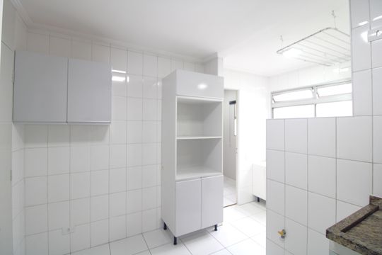 Cozinha de apartamento para alugar com 3 quartos, 74m² em Vila Sofia, São Paulo
