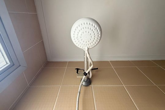 Banheiro Social de apartamento para alugar com 2 quartos, 62m² em Parque Enseada, Guarujá