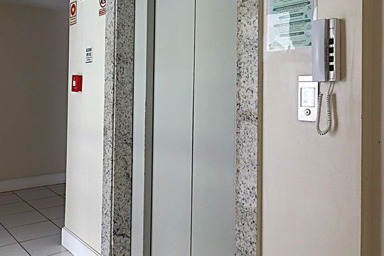Área comum - Elevador de apartamento para alugar com 3 quartos, 68m² em Jardim Carvalho, Porto Alegre