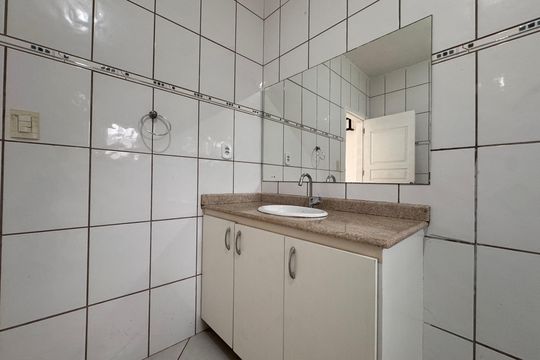 Banheiro Social de casa de condomínio para alugar com 2 quartos, 90m² em Ilha de Guaratiba, Rio de Janeiro