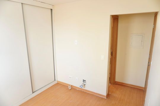 Suíte 1 (armário não incluso, está com cupim) de apartamento para alugar com 2 quartos, 76m² em Colégio Batista, Belo Horizonte
