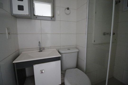 Banheiro de apartamento à venda com 2 quartos, 47m² em Jacarepaguá, Rio de Janeiro