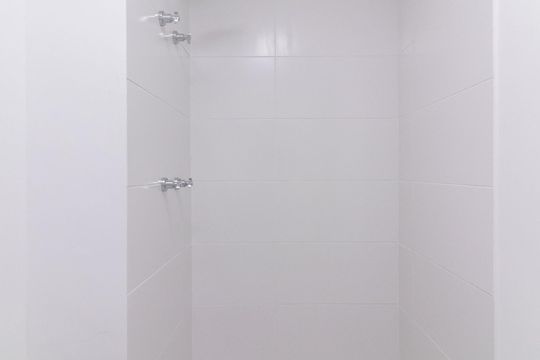 Banheiro de apartamento à venda com 1 quarto, 42m² em Vila Guilhermina, São Paulo