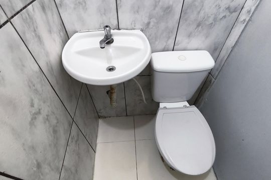 Banheiro de kitnet/studio para alugar com 1 quarto, 15m² em Cambuci, São Paulo